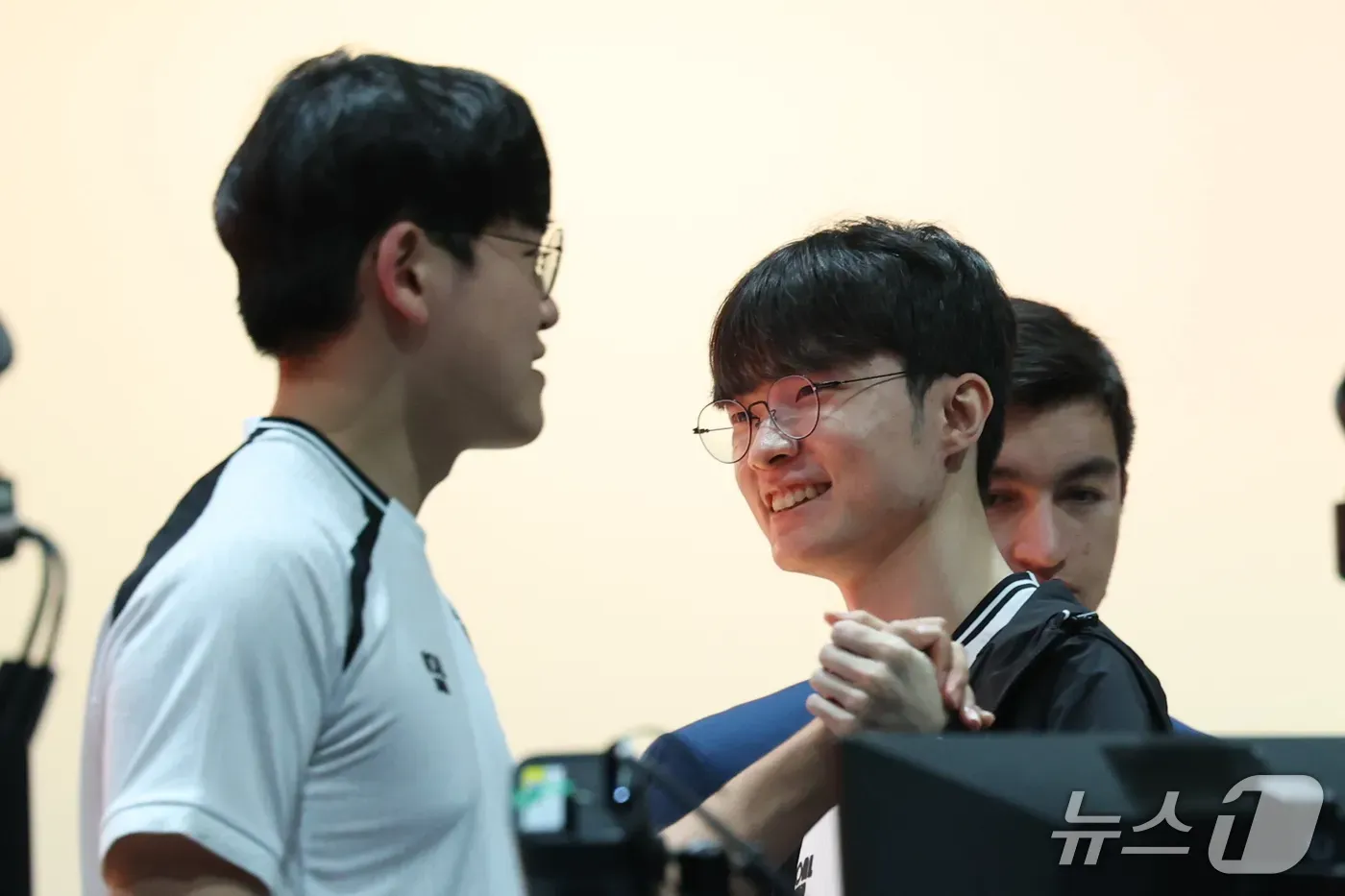 faker highfives guma